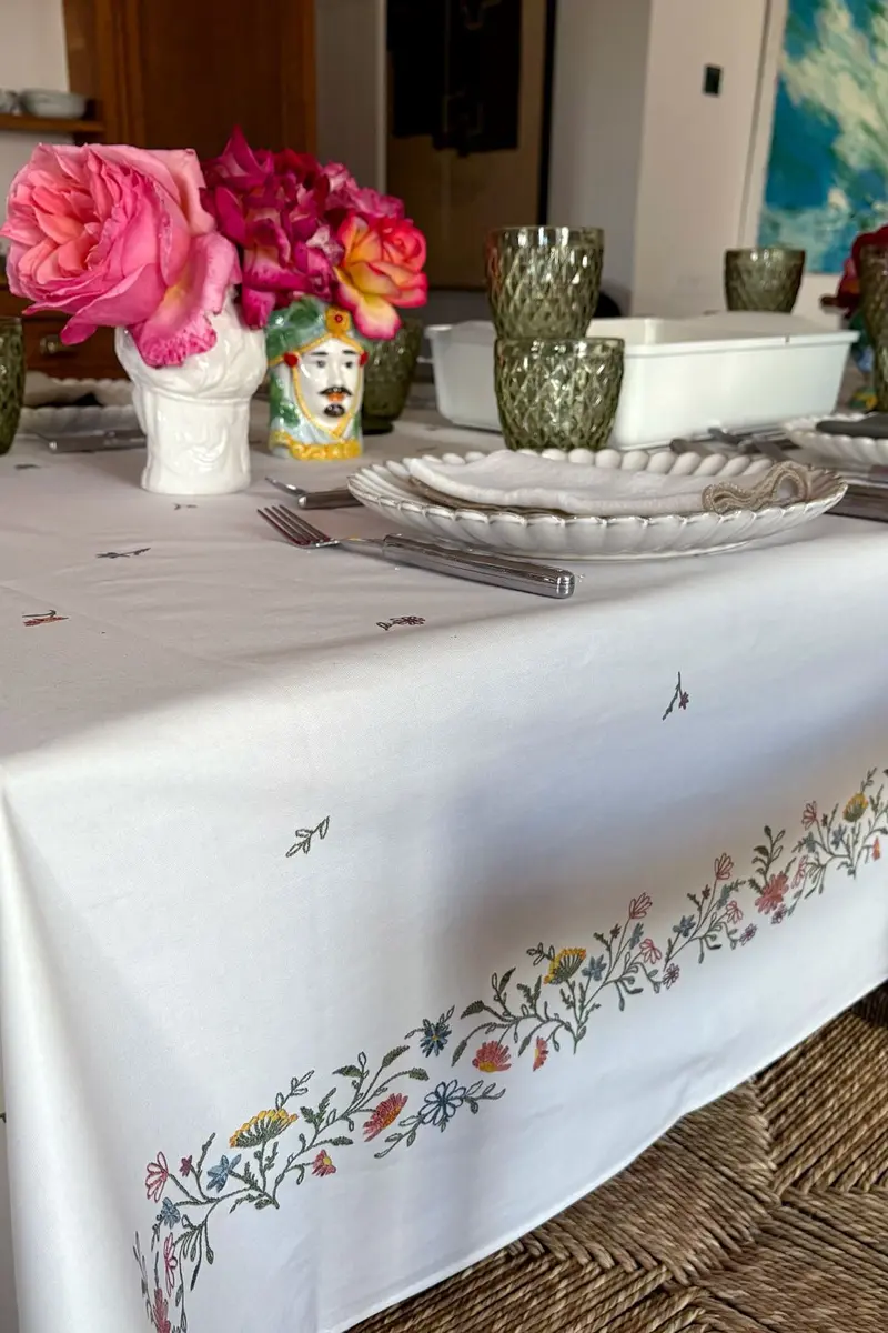 Mantel Antimanchas Con Diseño De Flores Bordadas