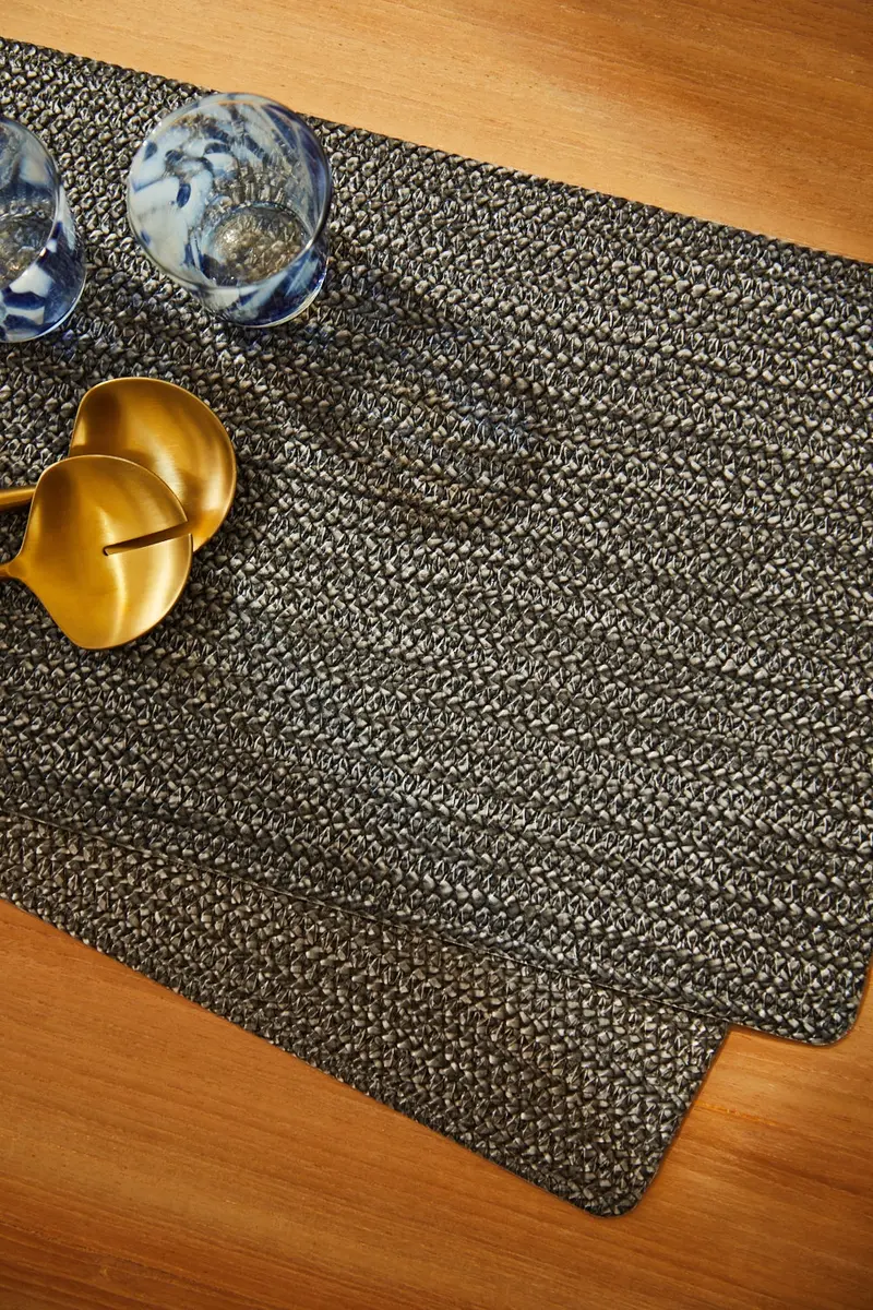 Mantel individual antimanchas con textura negra Pla