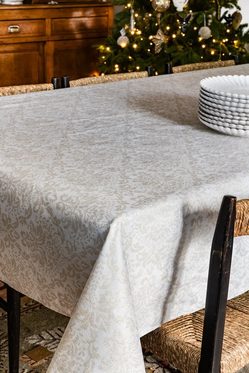 Manteles Antimanchas Con Diseño Jacquard Dorado