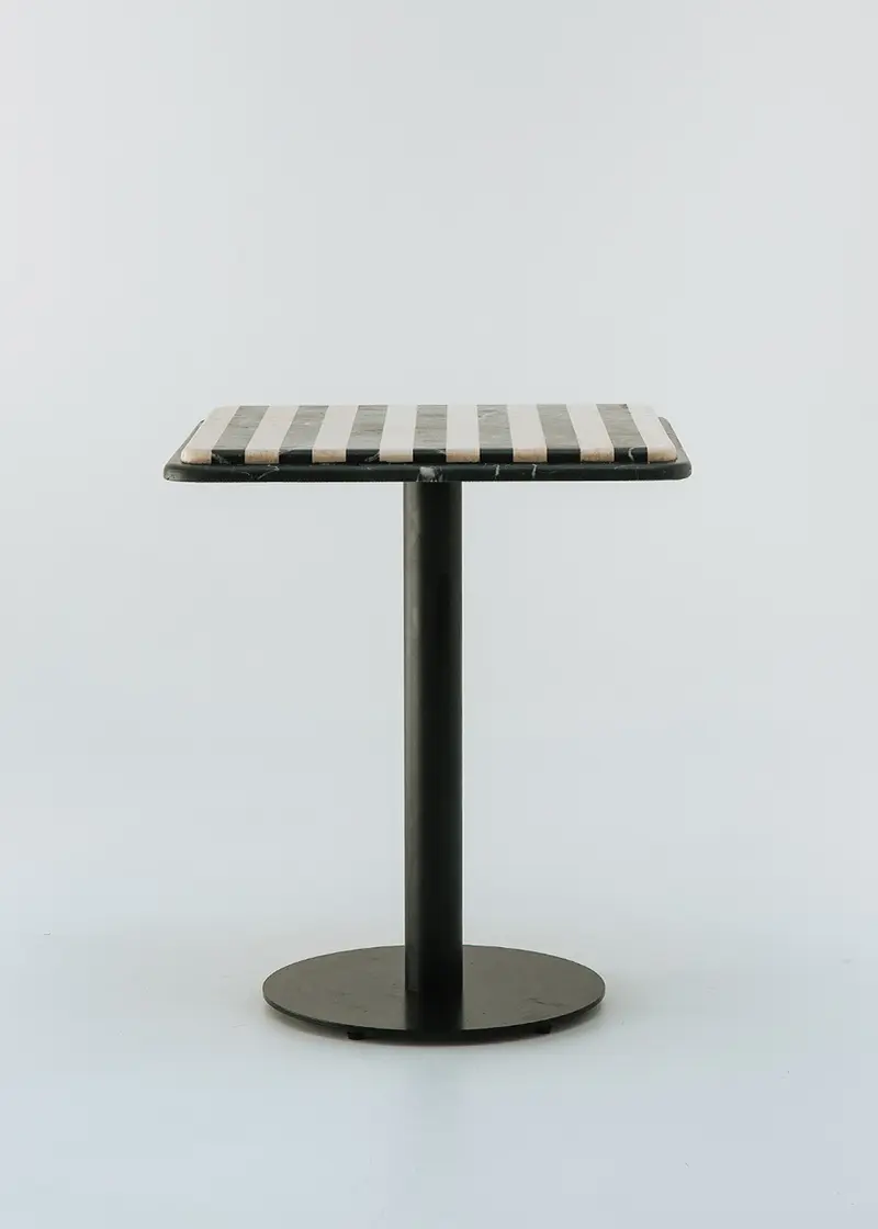 Mesa comedor rayada