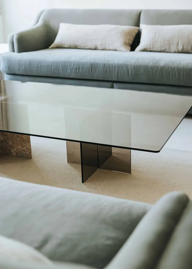 Mesa de centro de piedra y cristal
