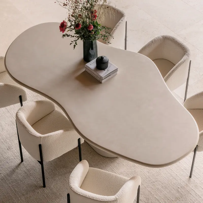 Mesa de comedor con aspecto orgánico de Mortex - Limoges - Microskin