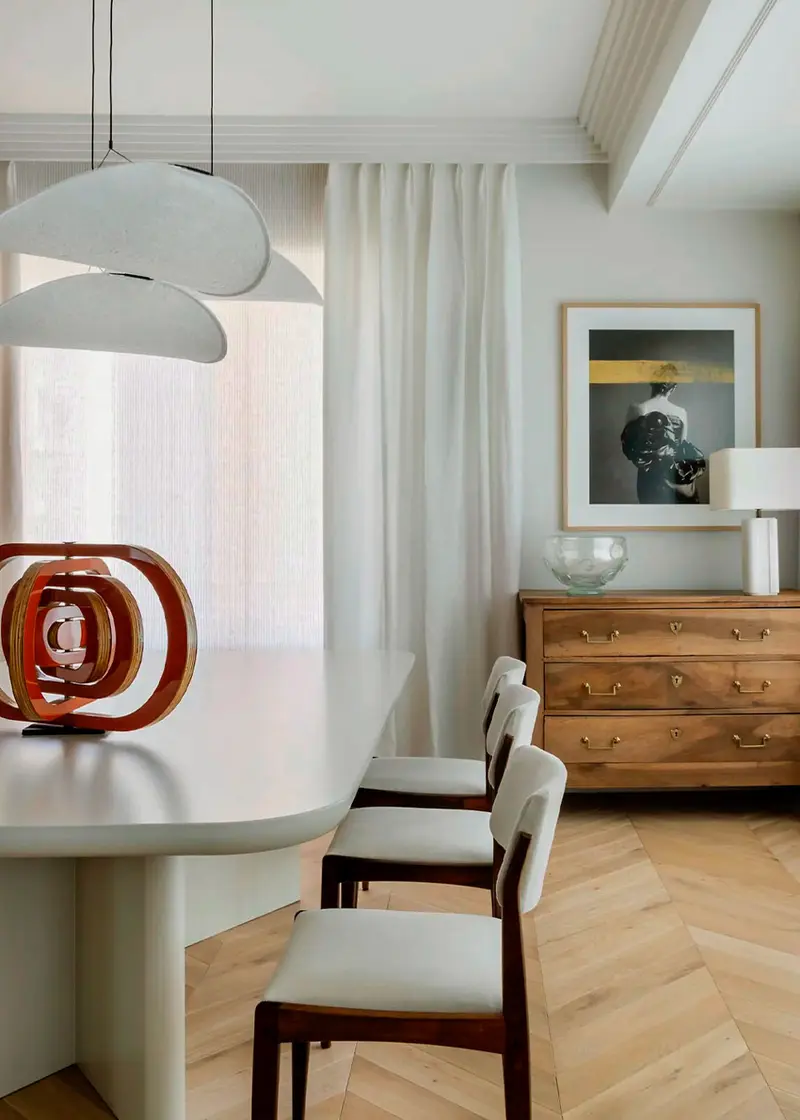 Mesa de comedor en madera lacada beige