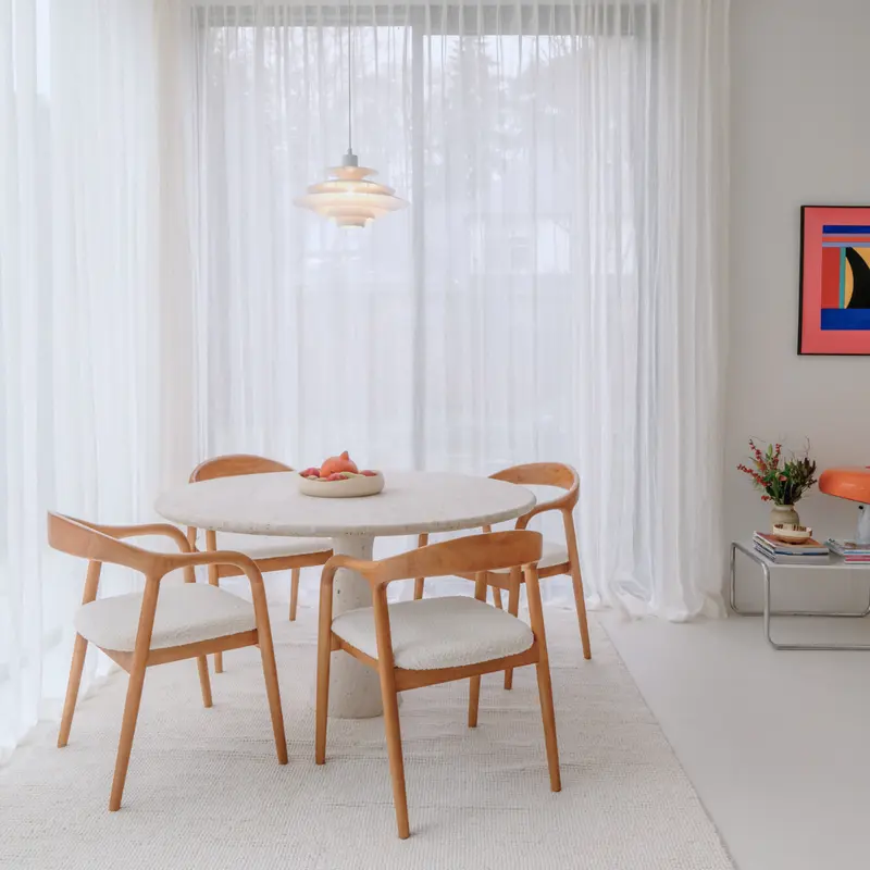 Mesa de comedor redonda Lormes - 130 cm - Travertino blanco - Borde redondo