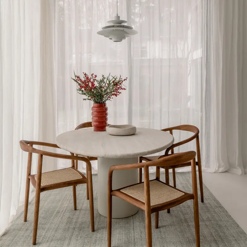 Mesa de comedor Reef - Pata Latte StoneSkin - Tapa de travertino blanco medio llena - 140 cm