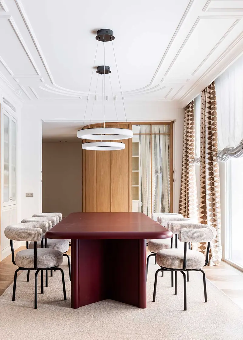 Mesa de madera lacada en burdeos