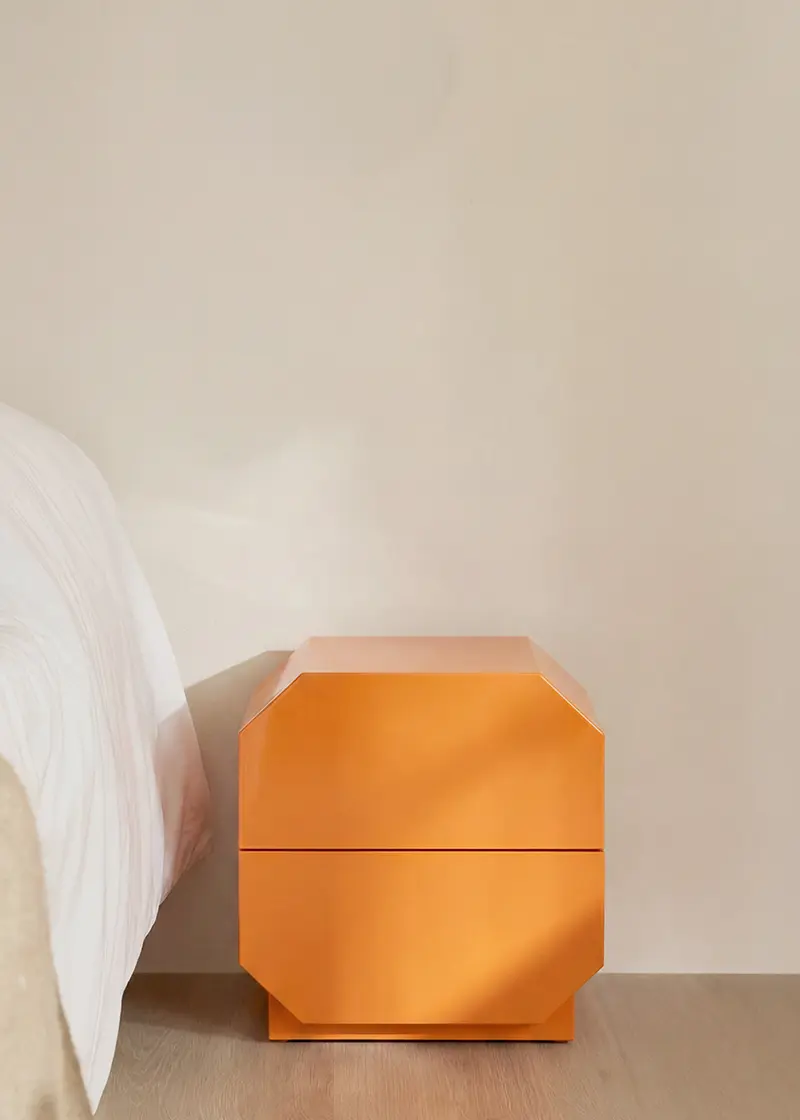 Mesita de noche naranja de madera lacada