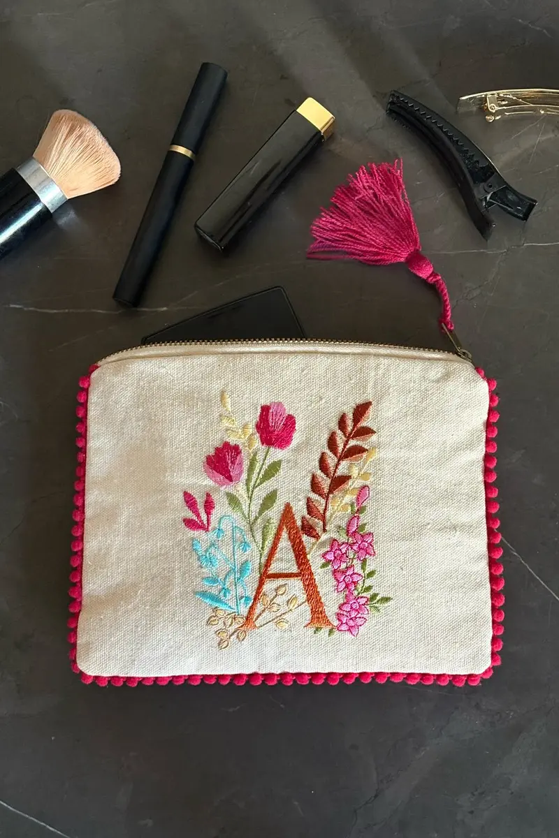 Neceser Con Inicial A Y Flores Bordadas