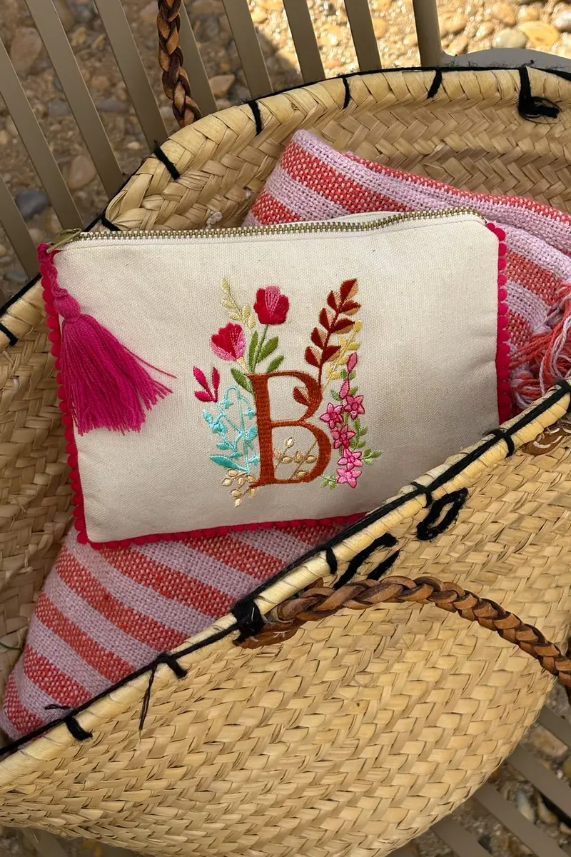 Neceser Con Inicial B Y Flores Bordadas