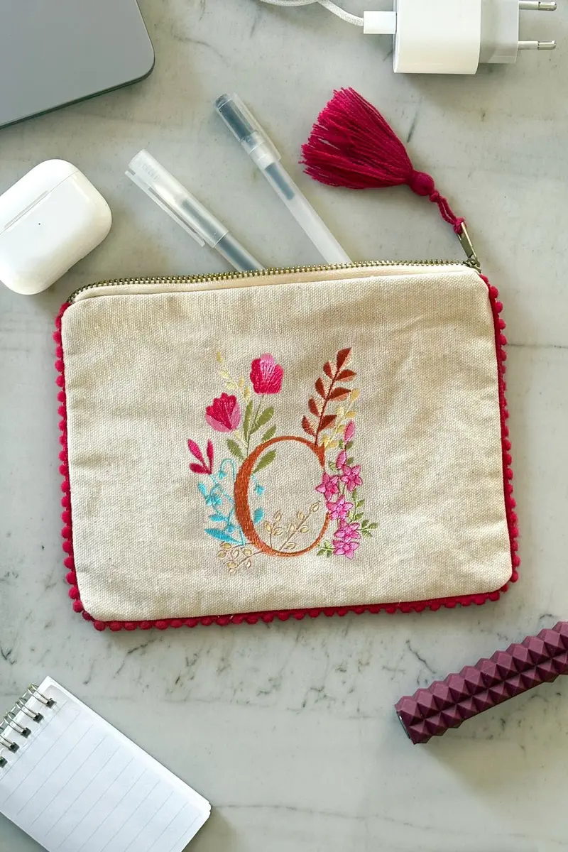 Neceser Con Inicial C Y Flores Bordadas