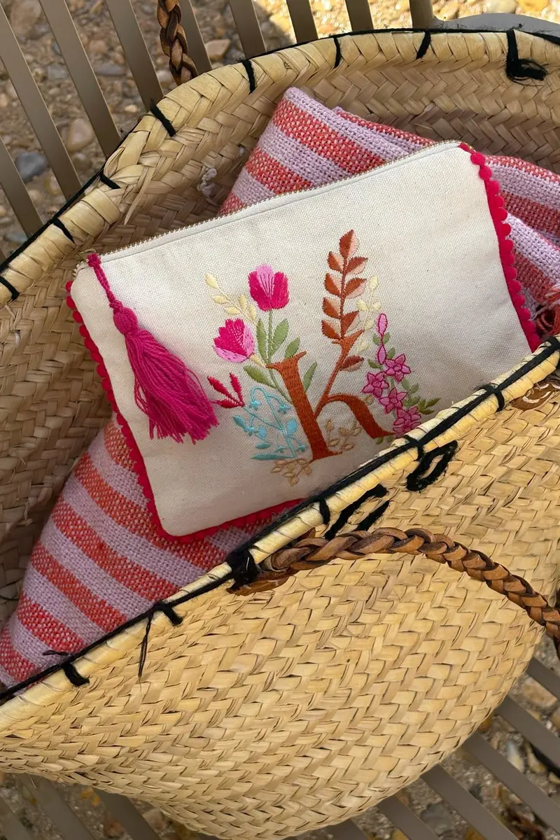 Neceser Con Inicial K Y Flores Bordadas