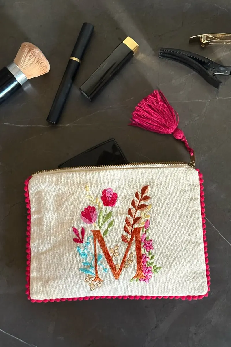 Neceser Con Inicial M Y Flores Bordadas