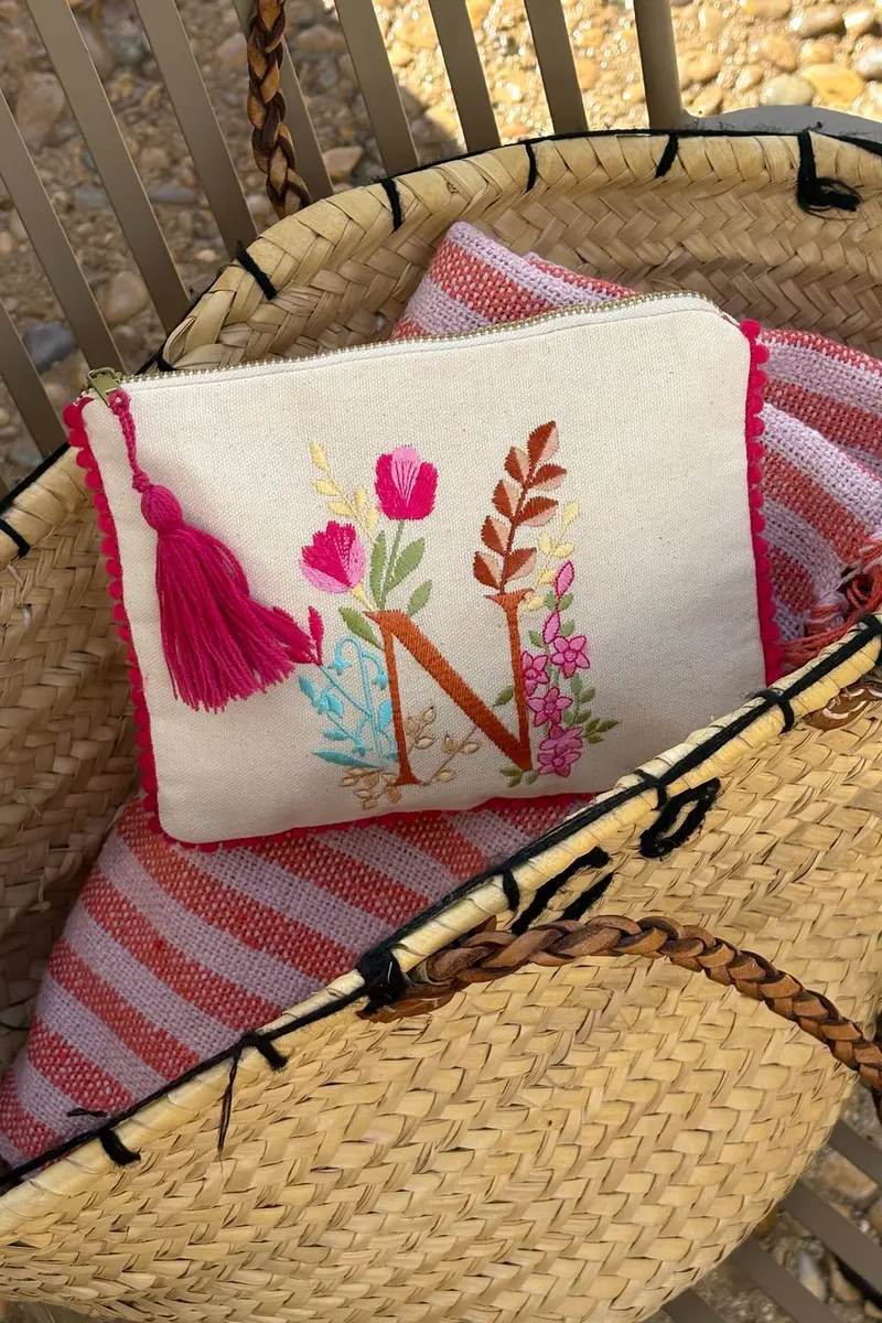 Neceser Con Inicial N Y Flores Bordadas