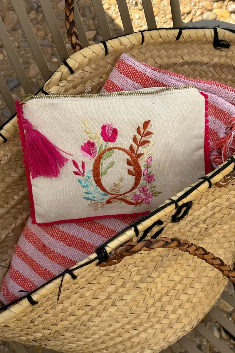 Neceser Con Inicial Q Y Flores Bordadas