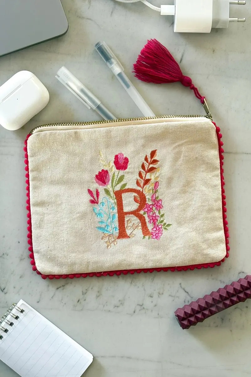Neceser Con Inicial R Y Flores Bordadas