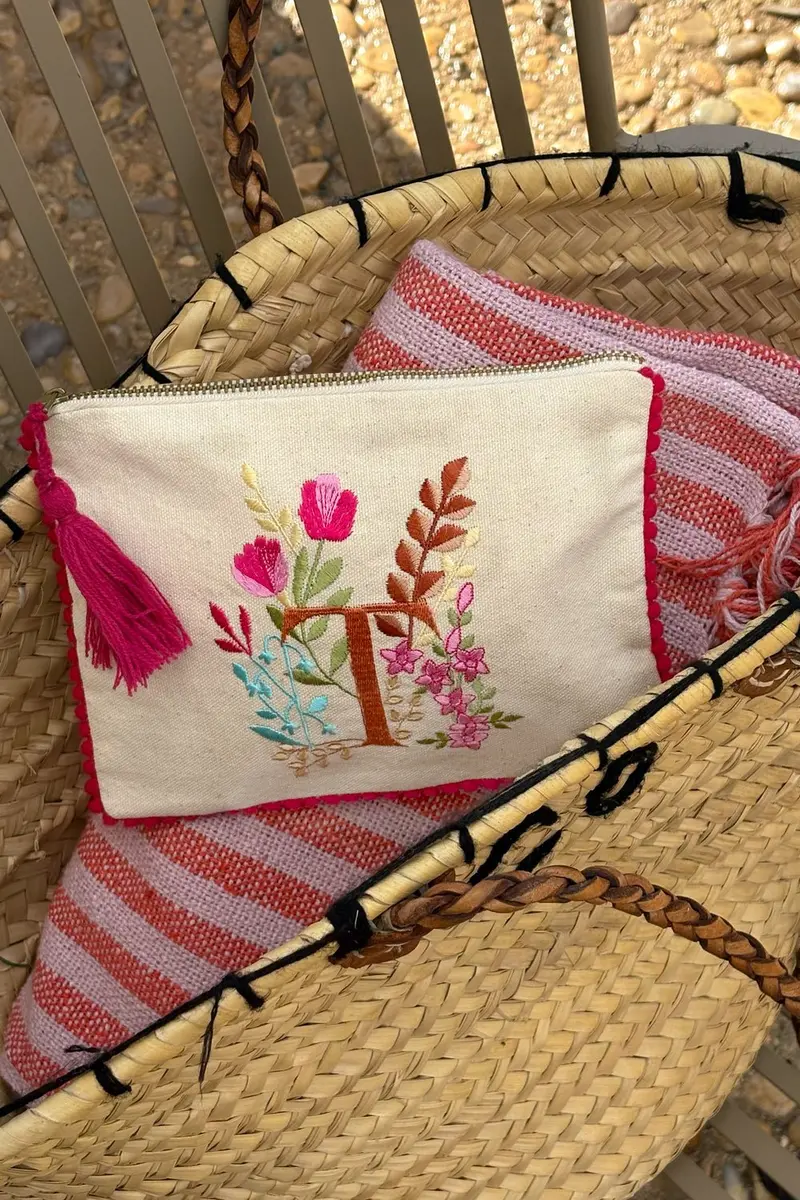 Neceser Con Inicial T Y Flores Bordadas