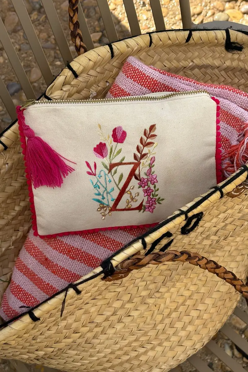 Neceser Con Inicial Z Y Flores Bordadas