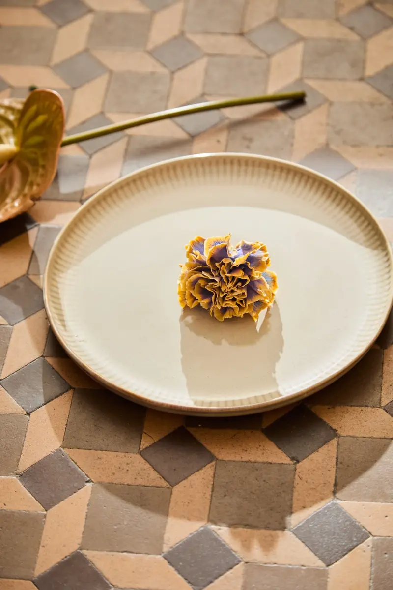 Plato de cerámica beige Bisbal