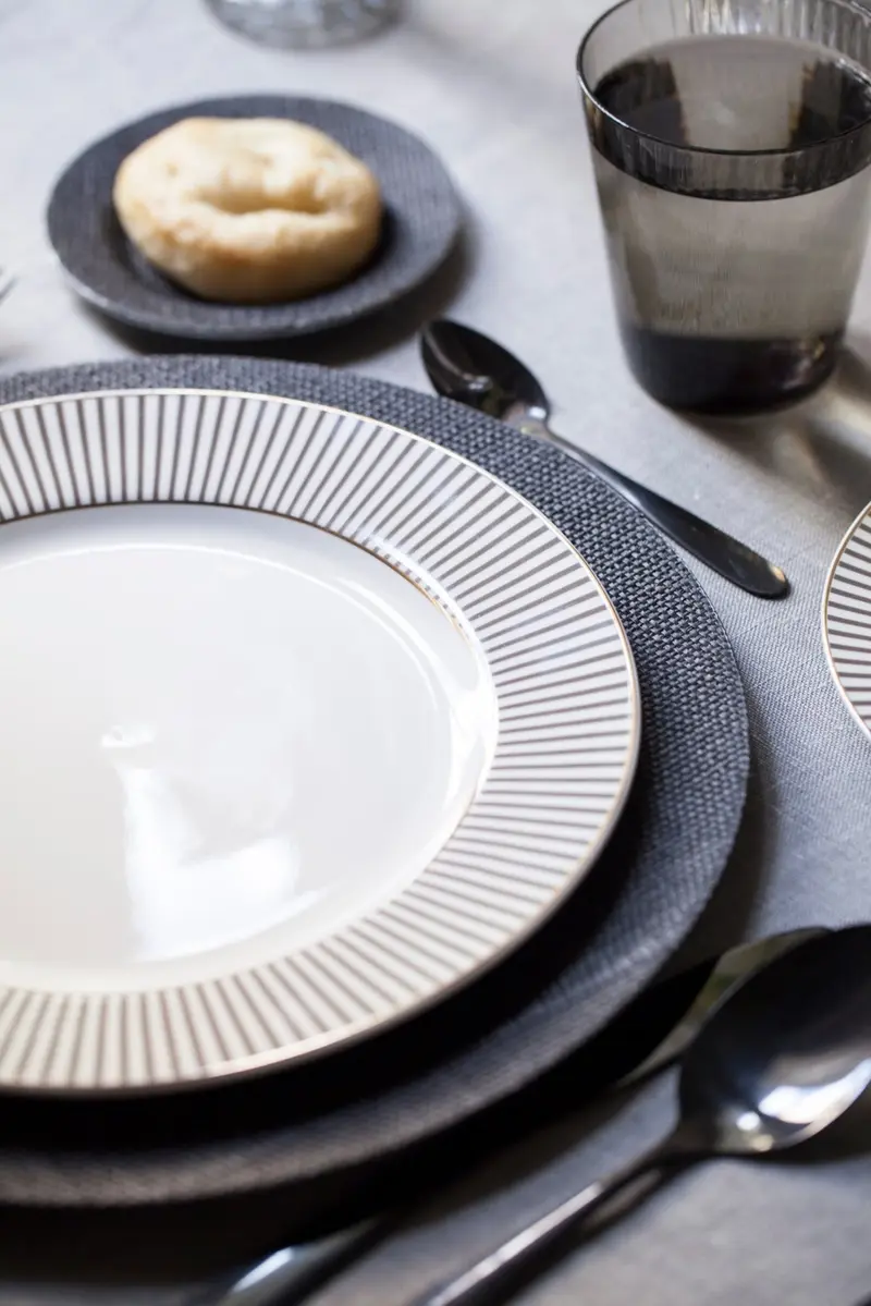 Plato Llano Blanco Y Gris Cristina Oria