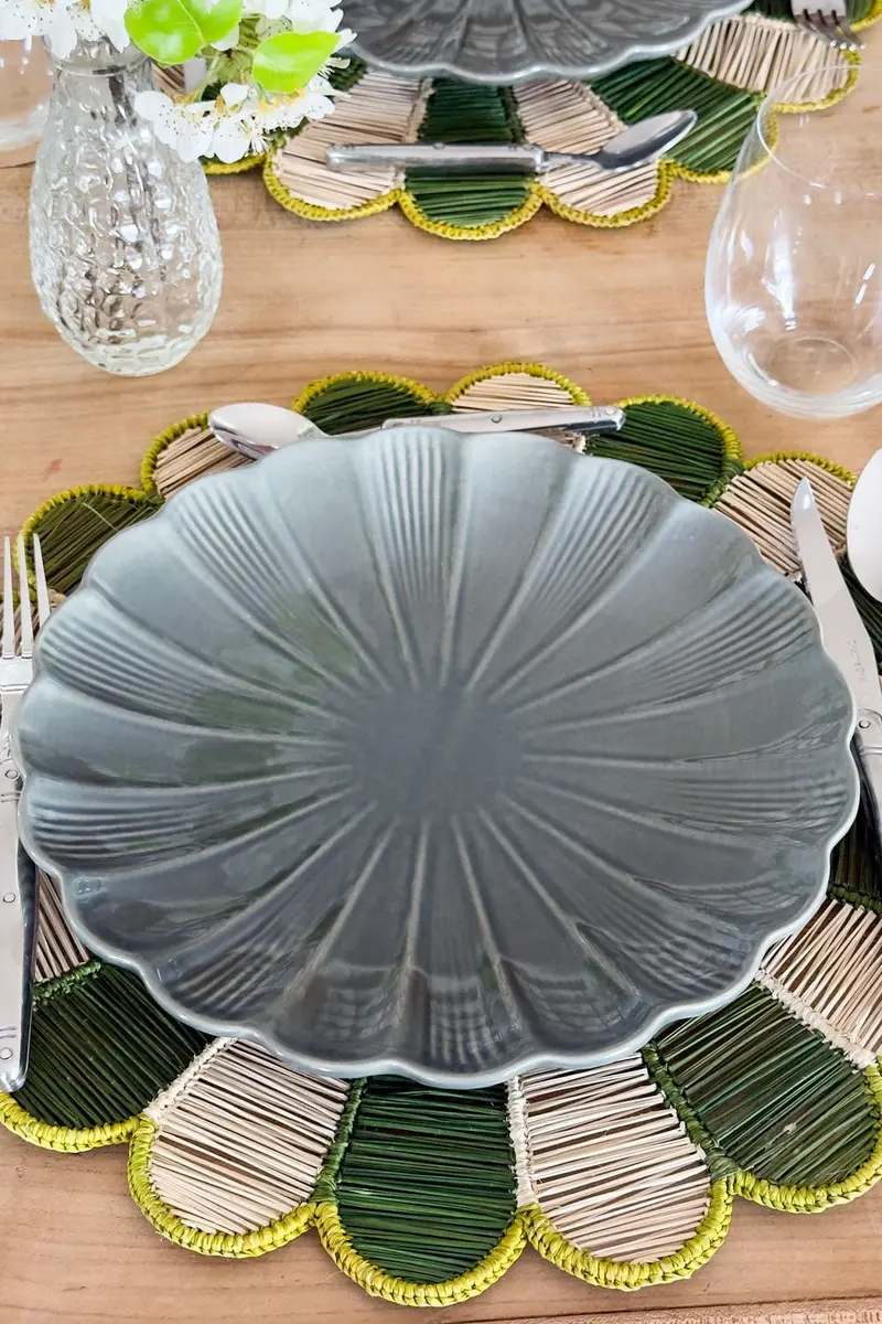 Plato Llano De Cerámica Flor Gris