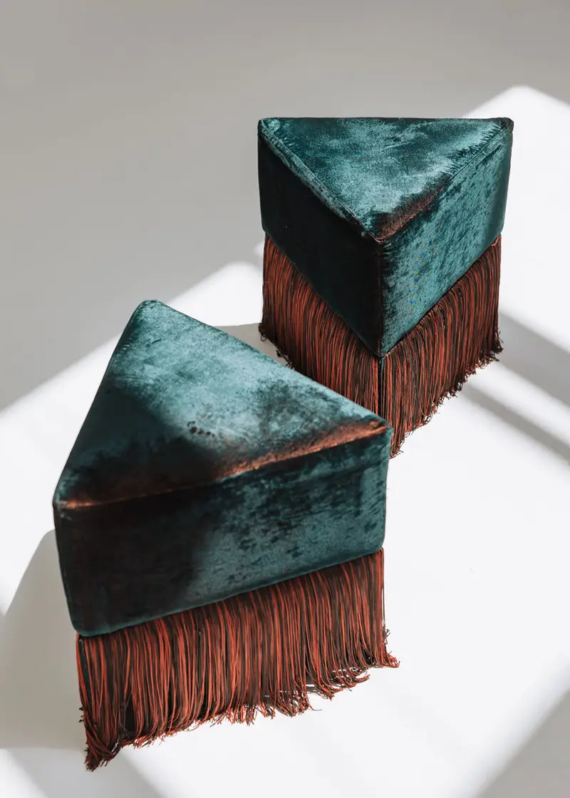Puff triangular de flecos