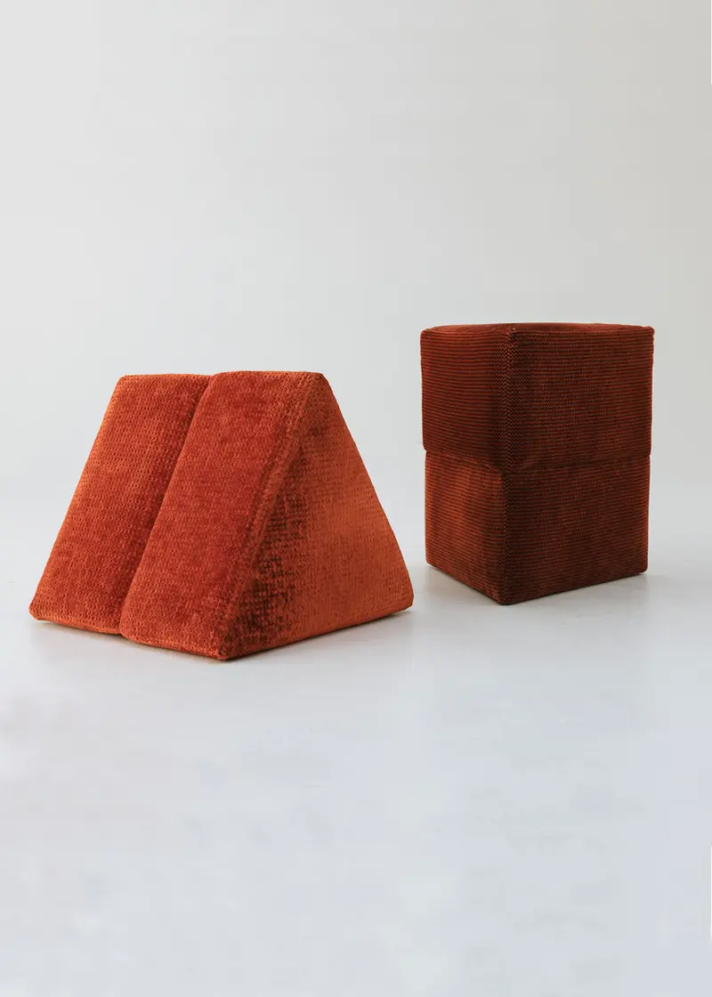Puff triangular de terciopelo rojo