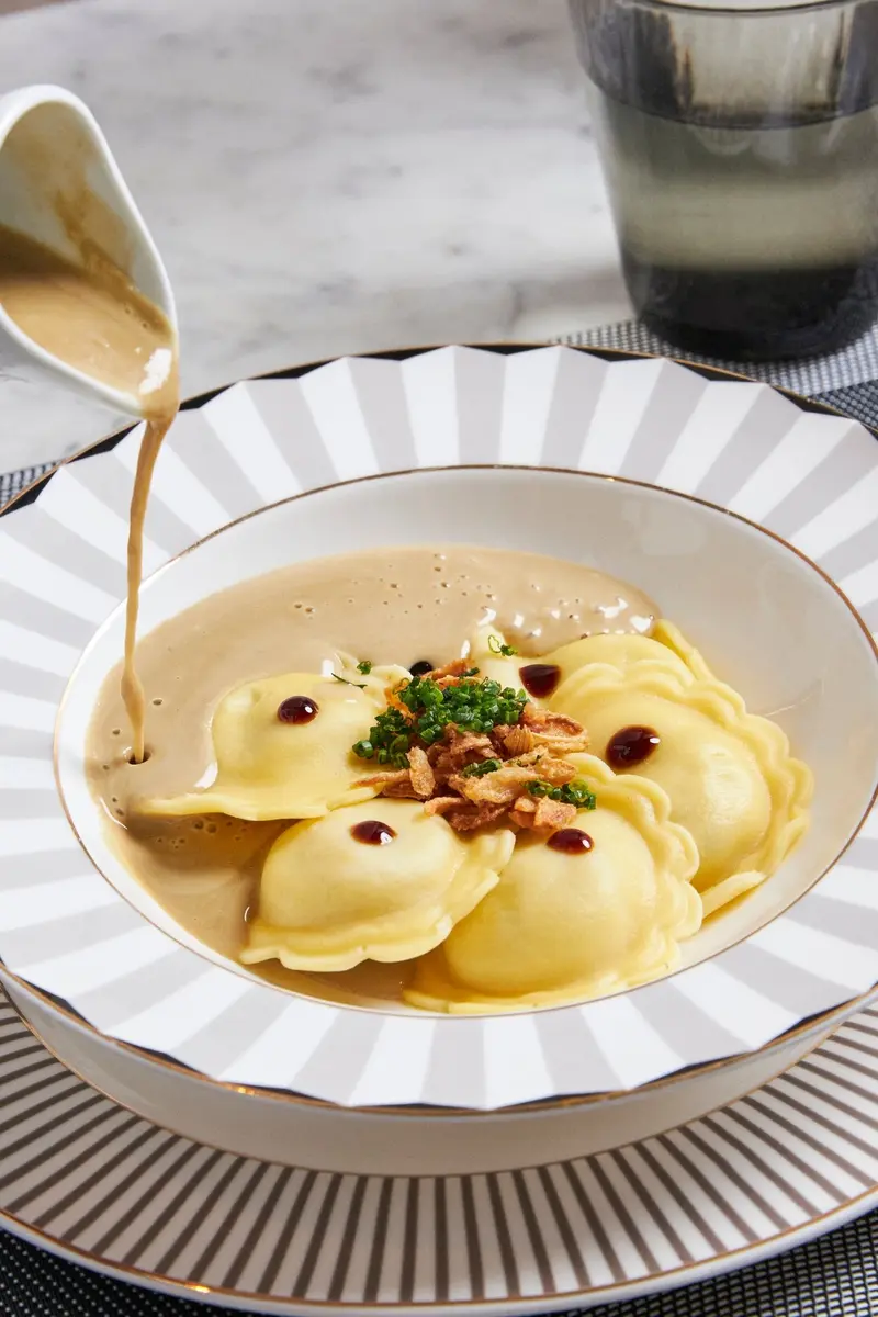 Raviolis De Trufa Con Salsa De Foie Y Cebolla Frita Para Cuatro