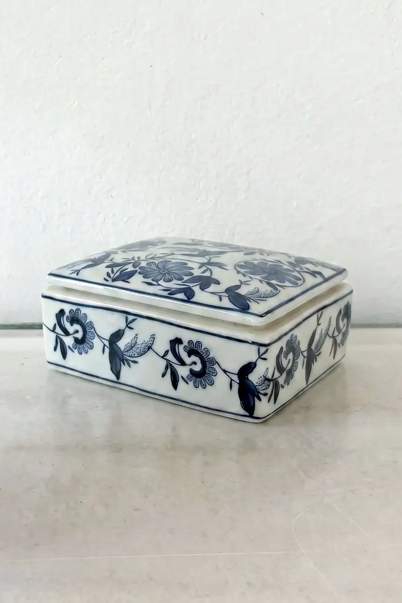 Recipiente Cuadrado Con Flores Azules Y Blancas