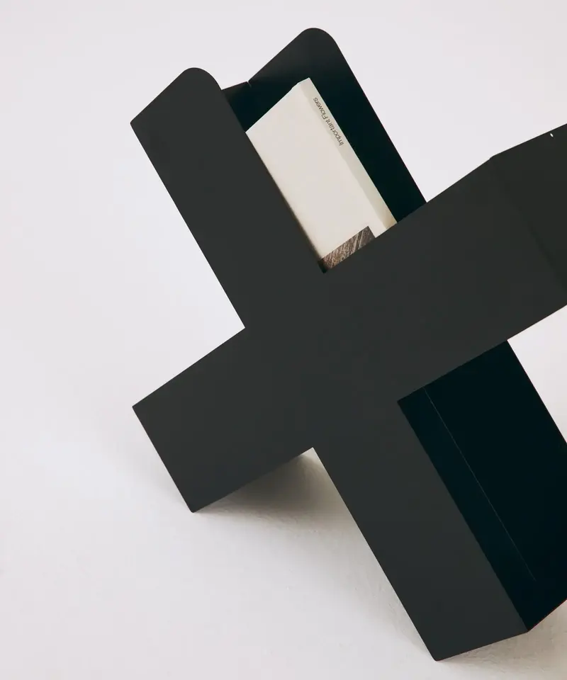 Revistero de metal con forma de cruz Croix