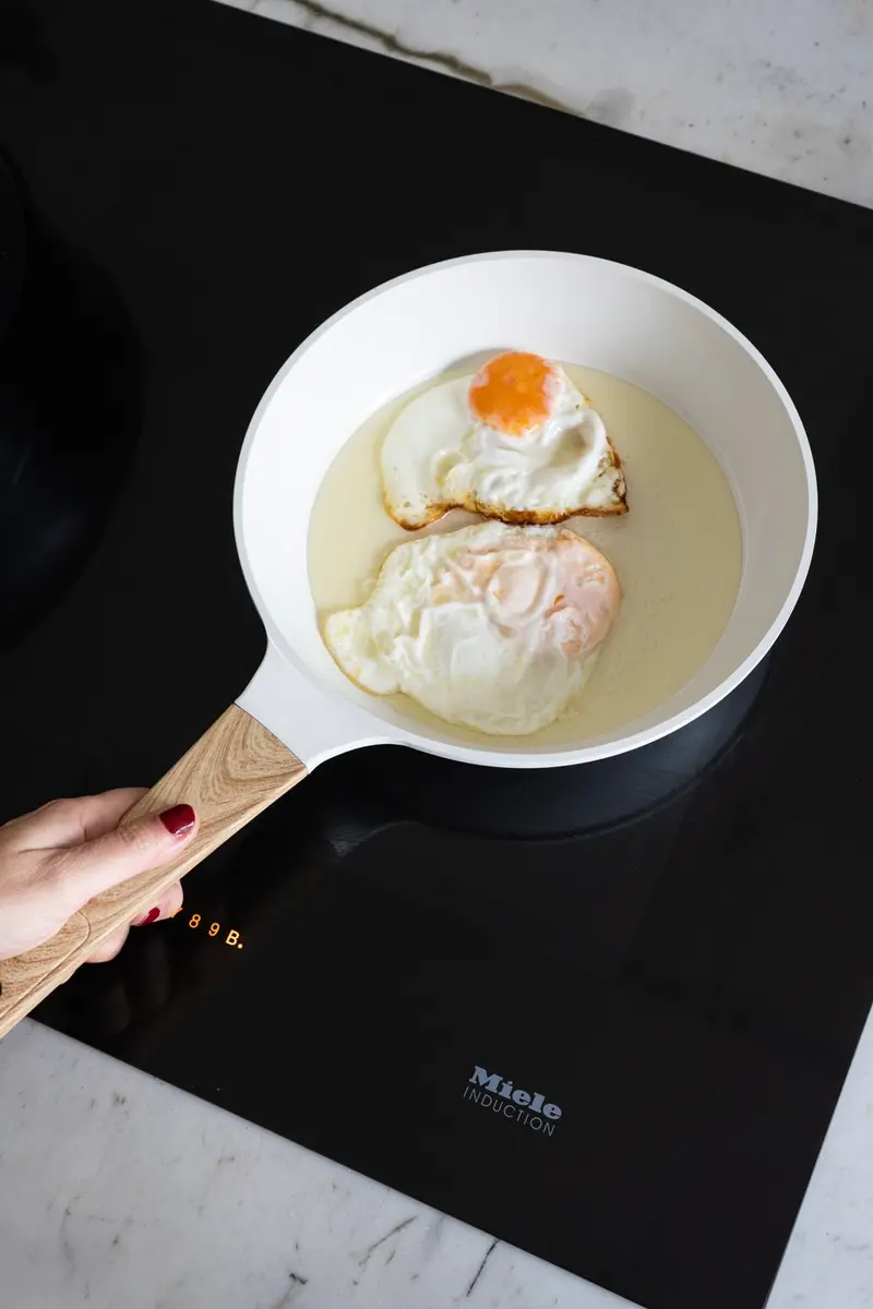 Sartén Blanca Con Mango De Madera Mediana