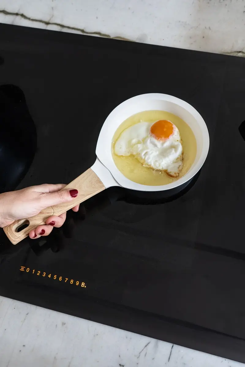 Sartén Blanca Con Mango De Madera Pequeña