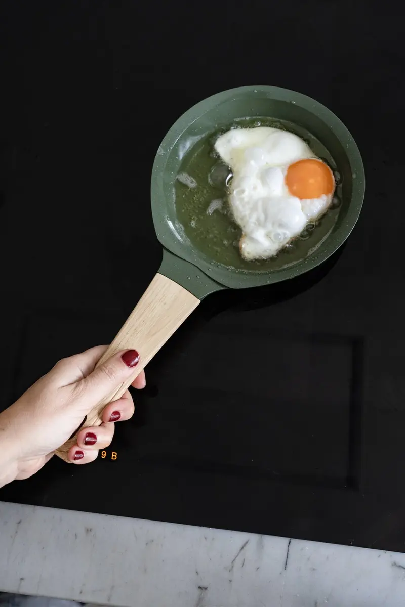 Sartén Verde Con Mango De Madera Pequeña