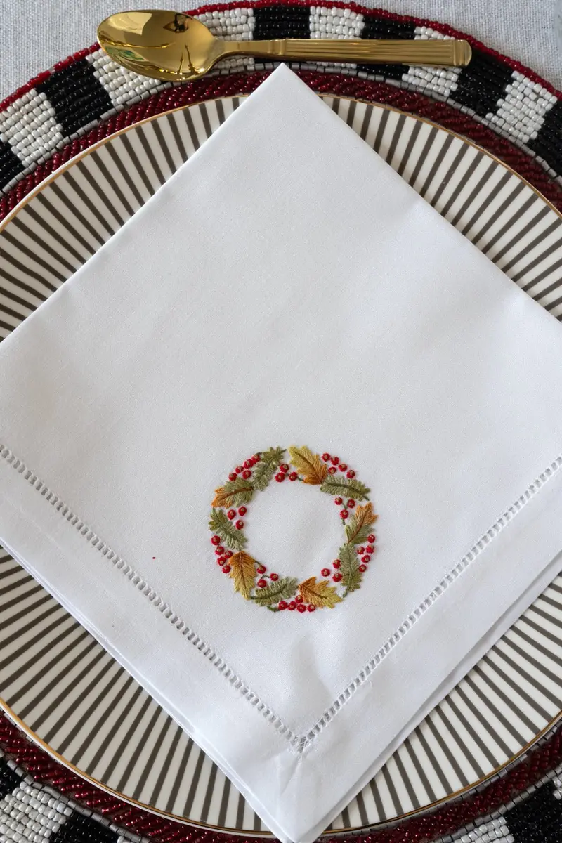 Servilleta Bordada A Mano Con Diseño De Corona De Navidad