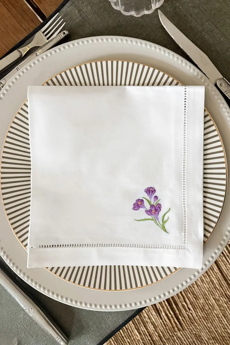Servilleta Bordada A Mano Con Diseño De Flor Crocus Violeta