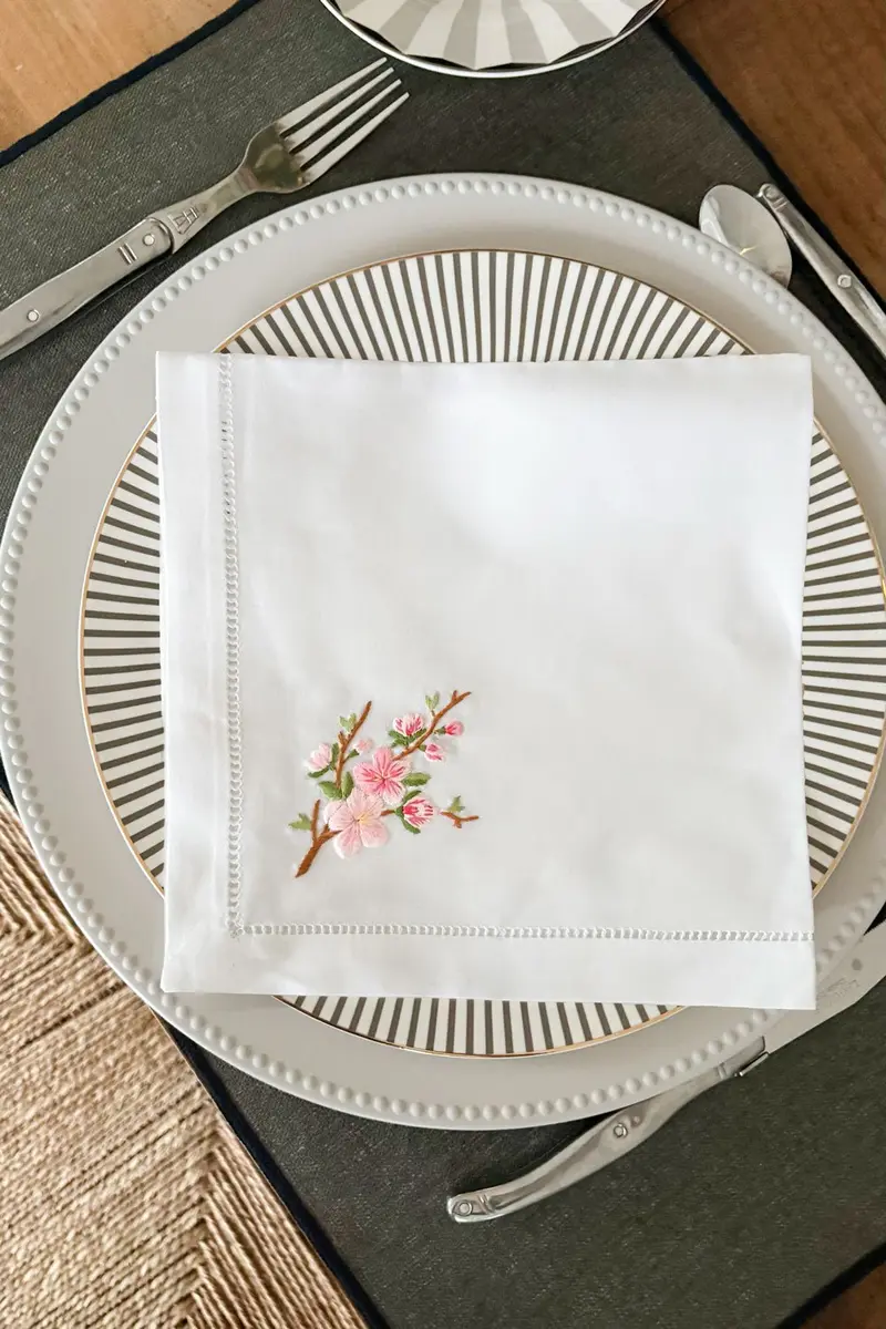 Servilleta Bordada A Mano Con Diseño De Flor De Almendro