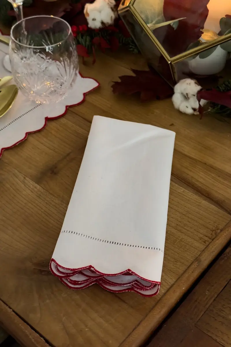 Servilleta Con Borde Ondulado Y Detalle De Vainica