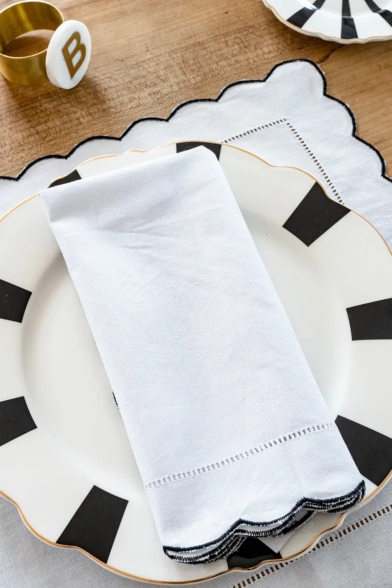 Servilleta Con Borde Ondulado Y Detalle De Vainica