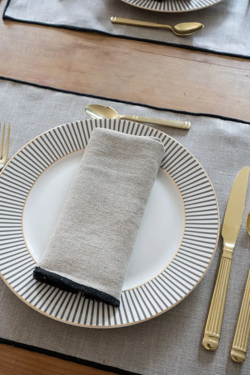 Servilleta De Lino Beige Con Borde Negro