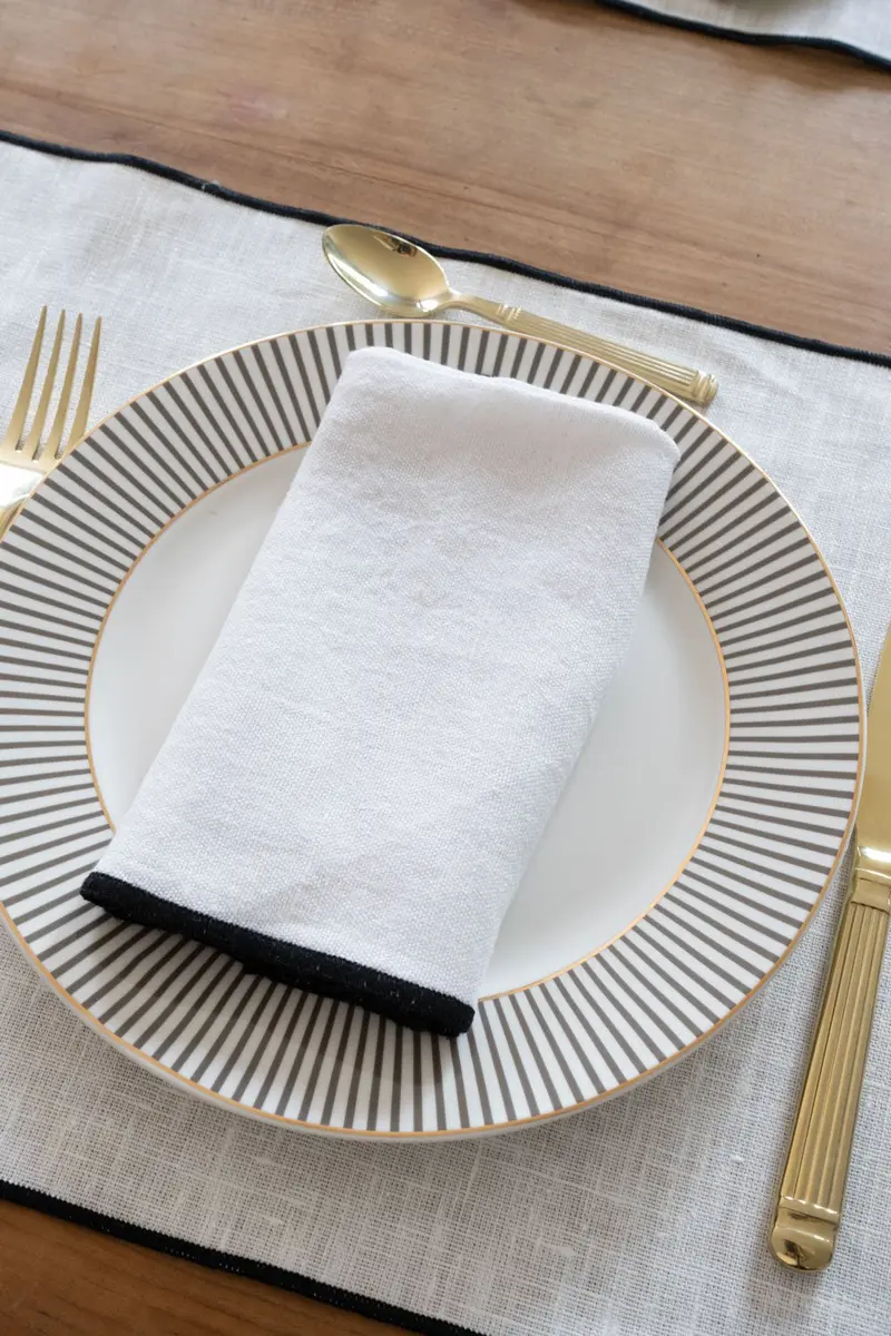 Servilleta De Lino Blanca Con Borde Negro
