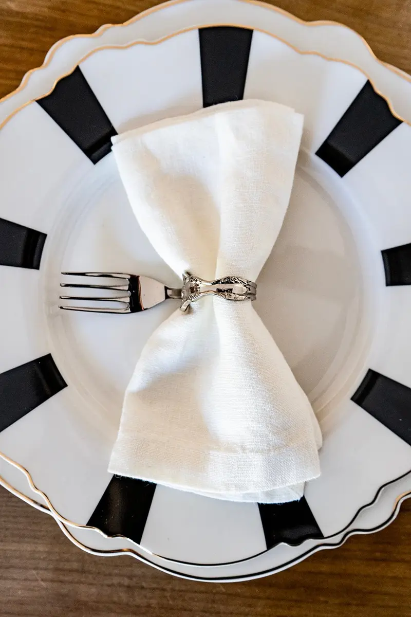 Servilletero Con Diseño De Tenedor Plateado
