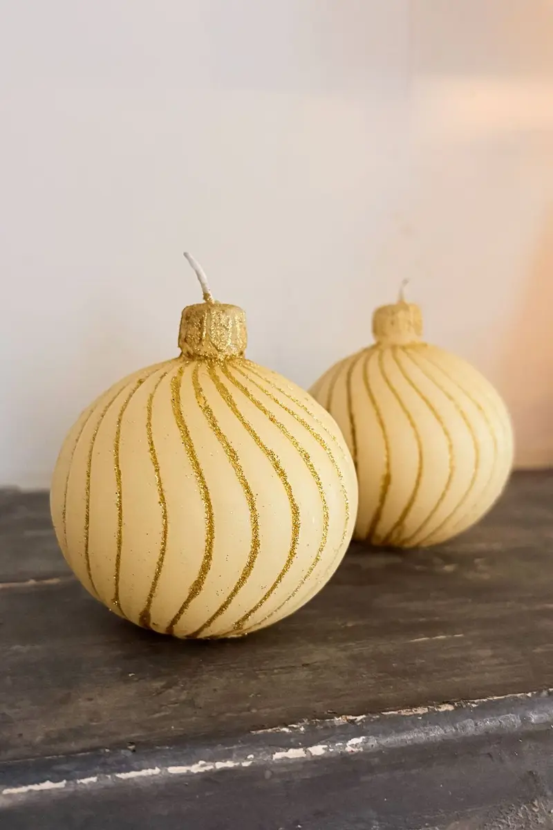 Set 2 Velas Con Diseño De Adorno De Navidad Dorado