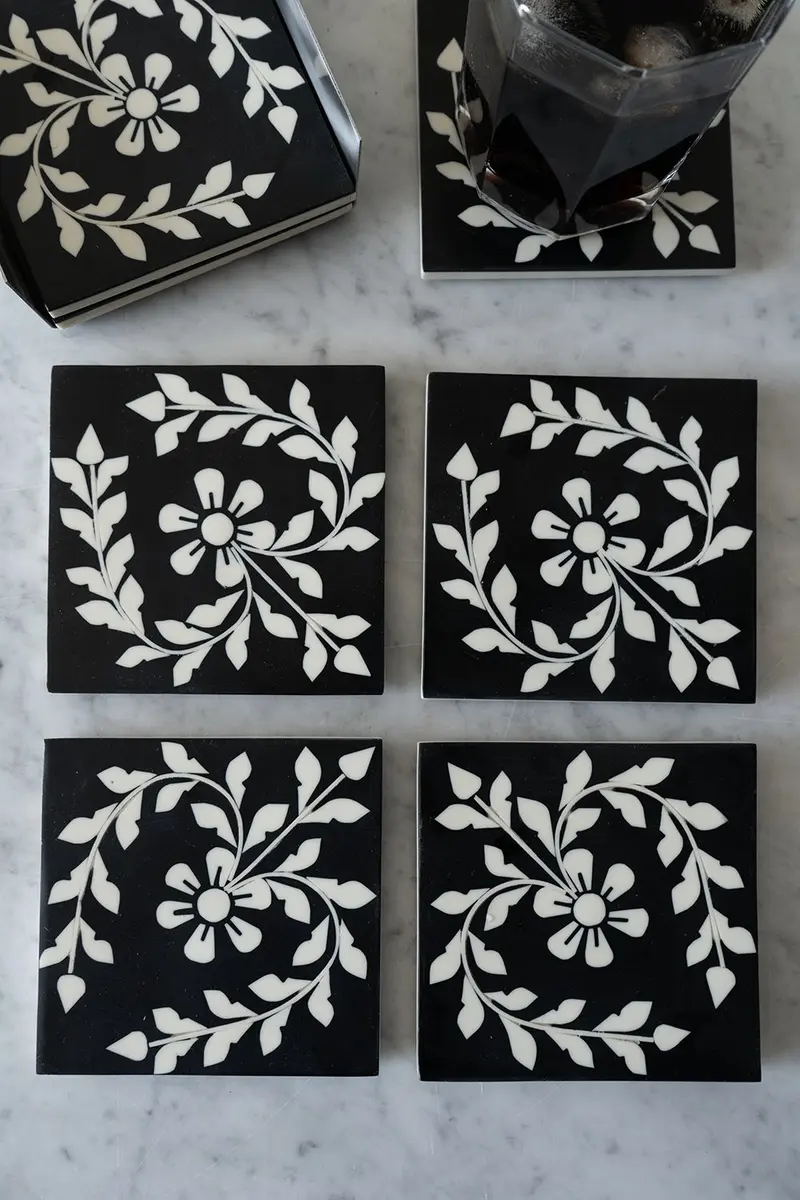 Set 4 Posavasos Con Diseño De Flores Blancas Sobre Fondo Negro