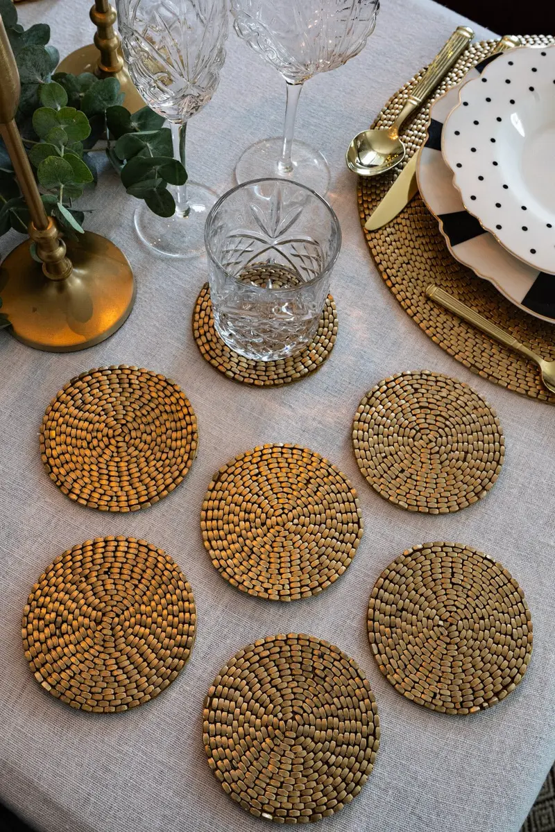 Set De Seis Posavasos Dorados Bordados Con Hilo