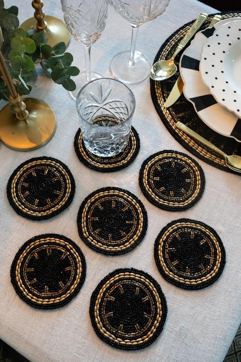 Set De Seis Posavasos Negros Con Detalles Dorados Bordados Con Cuentas
