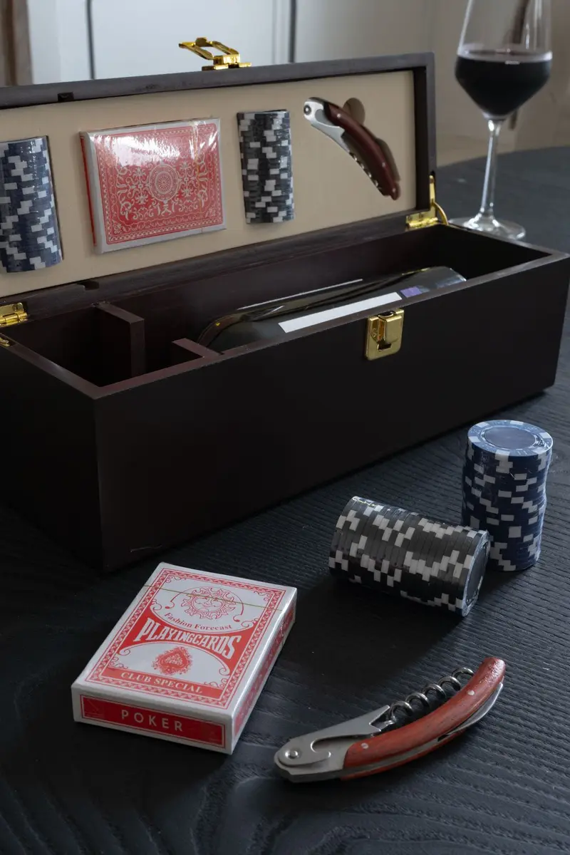 Set De Vino Con Juego De Póker Y Abridor
