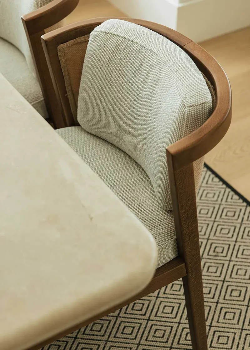Silla beige de yute y madera