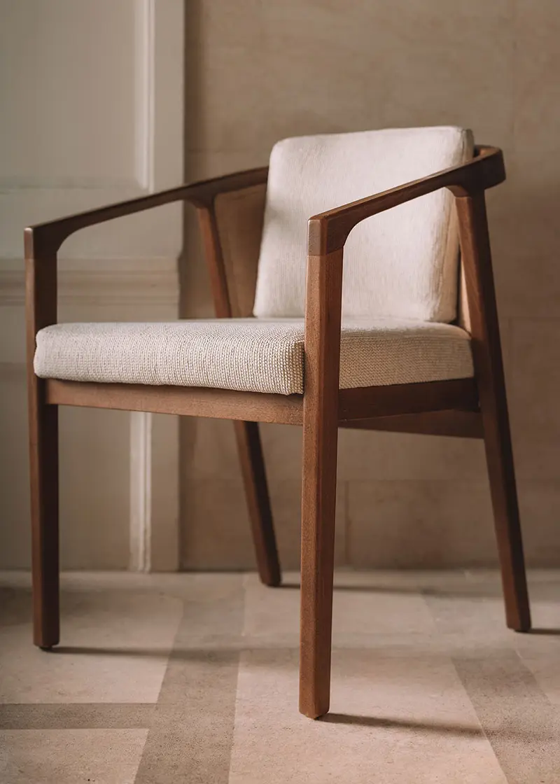 Silla comedor con reposabrazos madera tapizada beige