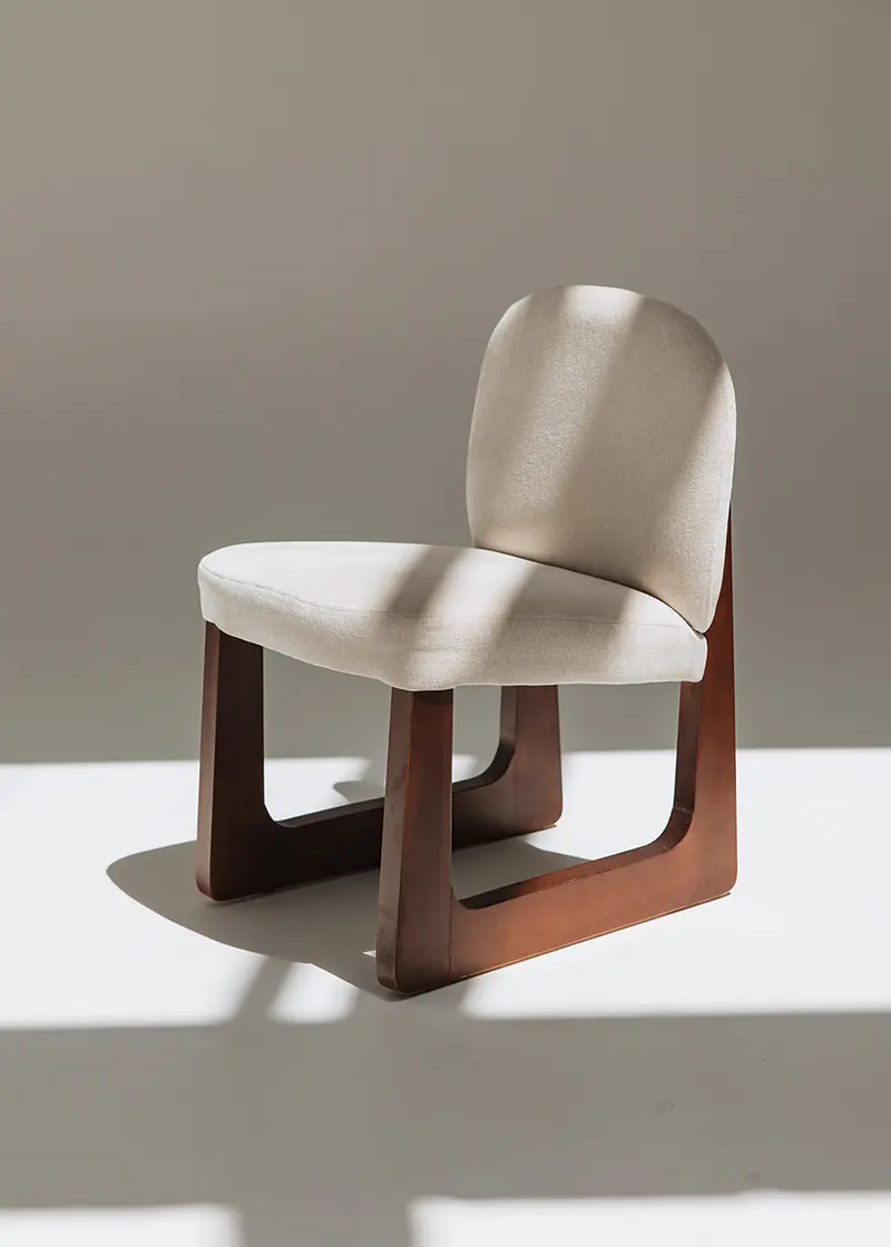 Silla comedor de madera tapizada en beige