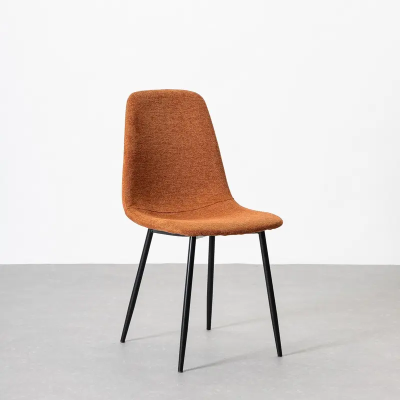 Silla comedor Lina rojo teja tapizada en lino con patas metálicas negras