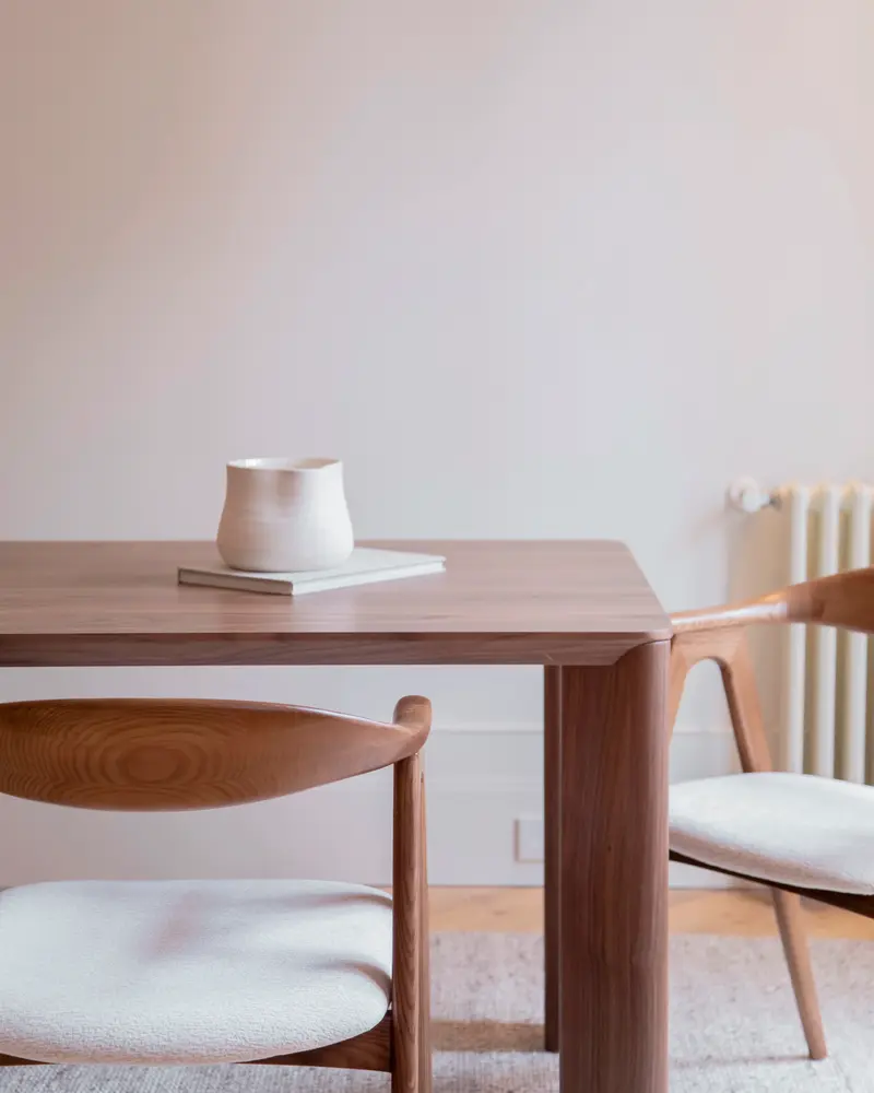 Silla cómoda comedor nórdica, tapizada madera nogal maciza patas de madera Lyra